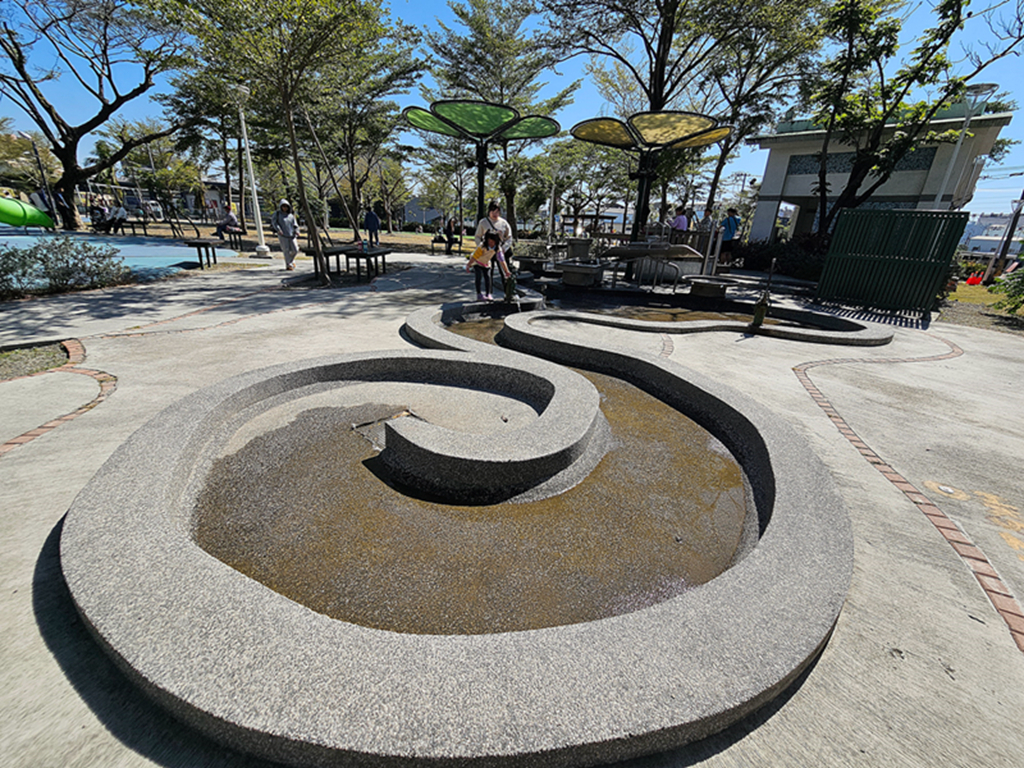 【屏東特色公園】大鮪魚航海樂園~東港兒童公園|11米高塔溜滑梯|聲光鞦韆+親子戲水區|海洋主題共融式遊戲場 - 第15張圖 【屏東特色公園】大鮪魚航海樂園~東港兒童公園|11米高塔溜滑梯|聲光鞦韆+親子戲水區|海洋主題共融式遊戲場