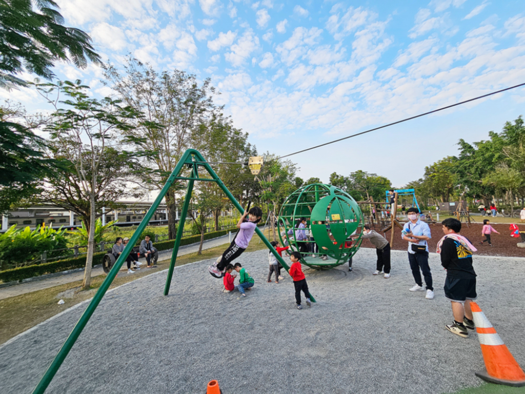 【屏東特色公園】南州運動公園~南州環保共融公園|外星寶寶主題遊戲場|溜索+滑梯+攀爬挑戰區|水舞鞦韆|大草地放電去 - 第16張圖 【屏東特色公園】南州運動公園~南州環保共融公園|外星寶寶主題遊戲場|溜索+滑梯+攀爬挑戰區|水舞鞦韆|大草地放電去