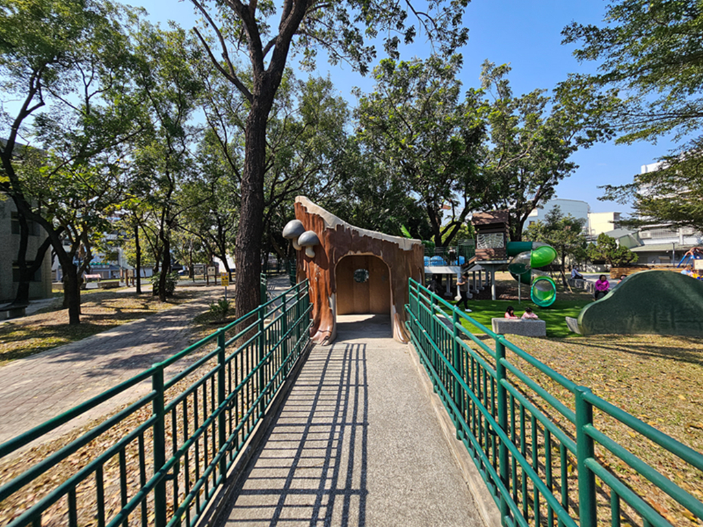 【屏東特色公園】傑克樹屋共融遊戲場～屏東和平公園｜樹屋滑梯＋沙坑＋芽苗噴泉｜無障礙滑軌｜鑽石轉盤｜輪椅盪鞦韆