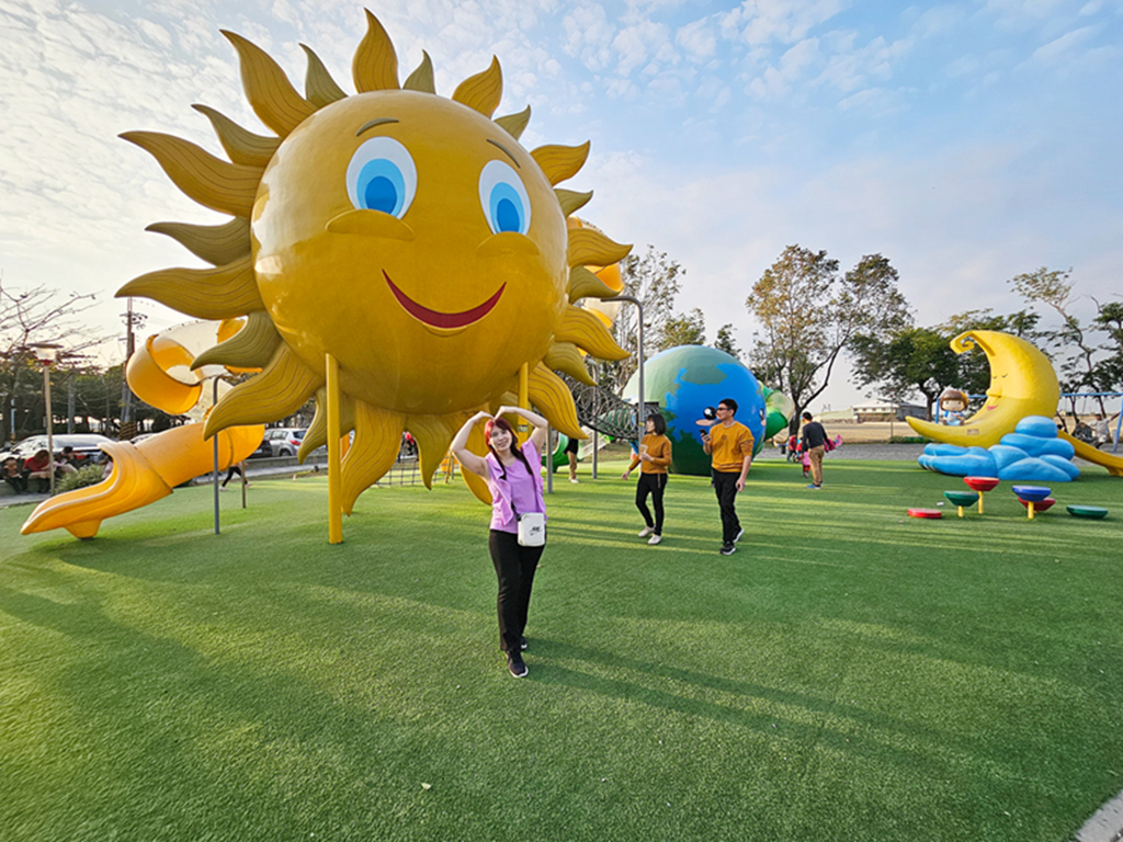 【屏東特色公園】太陽、月亮、地球主題遊具~崁頂共融遊戲場(崁頂公園)｜滑索、自行車噴泉、攀爬設施一次玩｜環保標章轉轉樂、體健設施、木製野趣組
