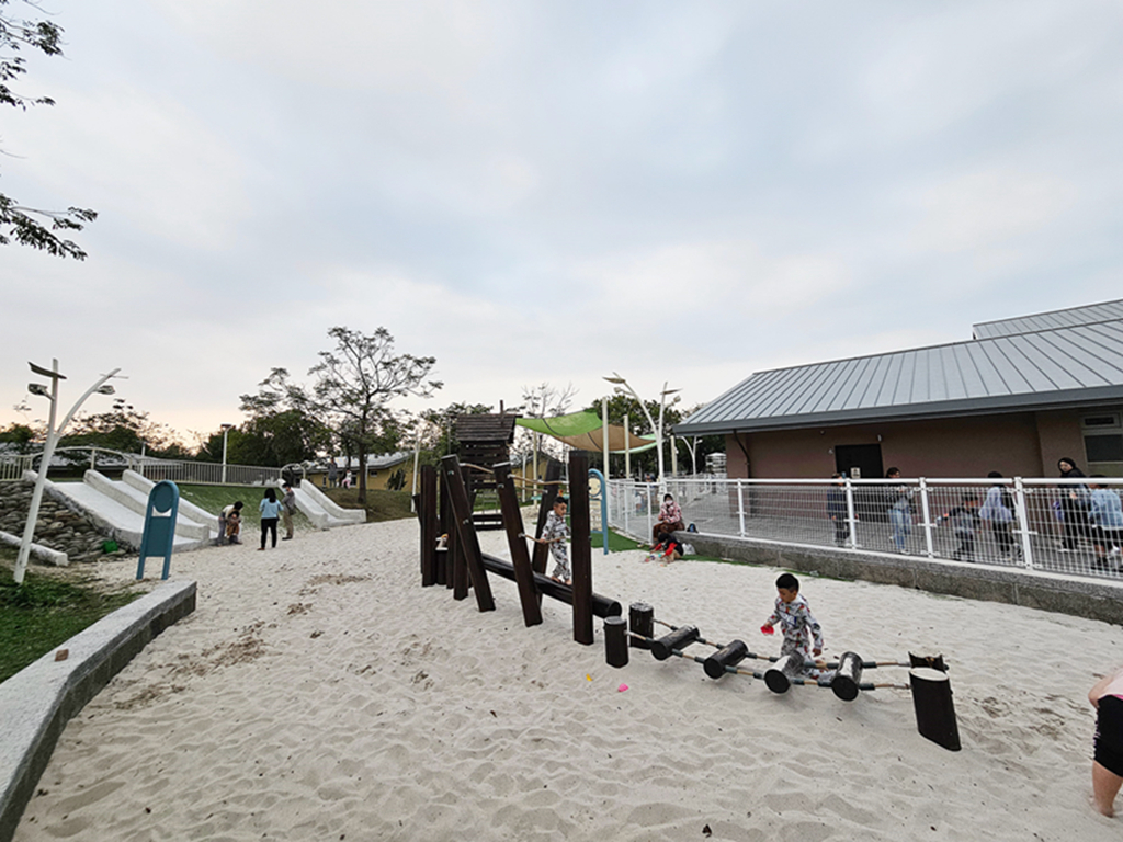 【屏東特色公園】屏中區旗艦版遊戲場~潮好玩幸福村|雙塔攀爬網+超大沙坑+大草皮| 躲貓貓瞭望台溜滑梯|潮州親子放電景點 - 第16張圖 【屏東特色公園】屏中區旗艦版遊戲場~潮好玩幸福村|雙塔攀爬網+超大沙坑+大草皮| 躲貓貓瞭望台溜滑梯|潮州親子放電景點