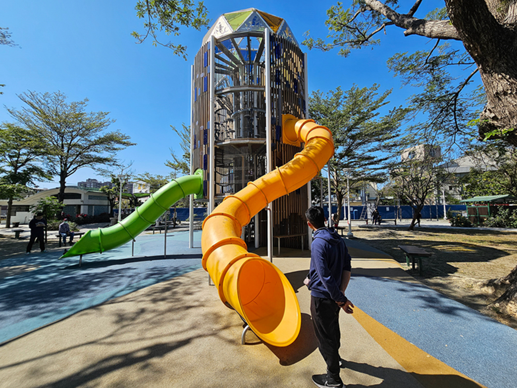 【屏東特色公園】大鮪魚航海樂園~東港兒童公園｜11米高塔溜滑梯｜聲光鞦韆＋親子戲水區｜海洋主題共融式遊戲場
