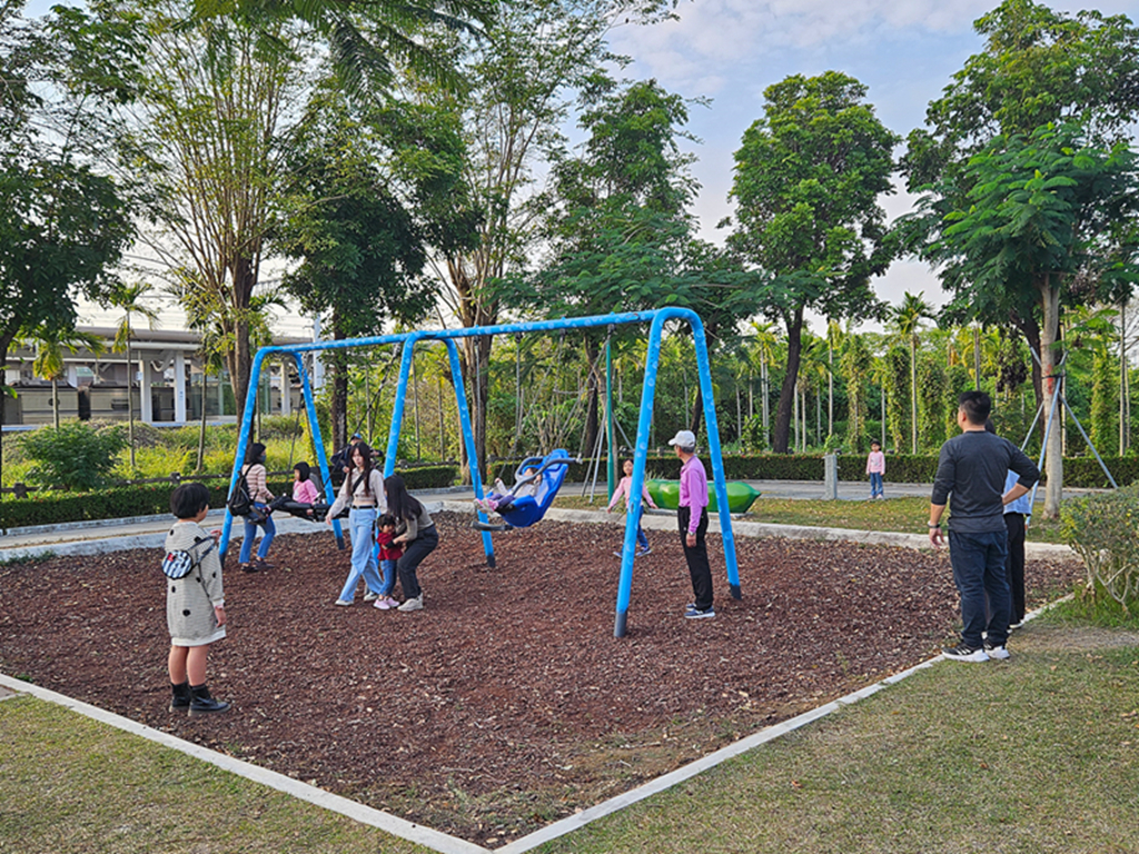 【屏東特色公園】南州運動公園~南州環保共融公園｜外星寶寶主題遊戲場｜溜索+滑梯+攀爬挑戰區｜水舞鞦韆｜大草地放電去