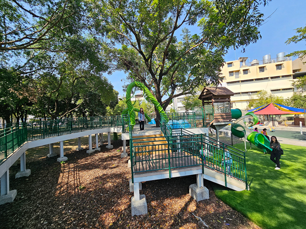 【屏東特色公園】傑克樹屋共融遊戲場～屏東和平公園｜樹屋滑梯＋沙坑＋芽苗噴泉｜無障礙滑軌｜鑽石轉盤｜輪椅盪鞦韆
