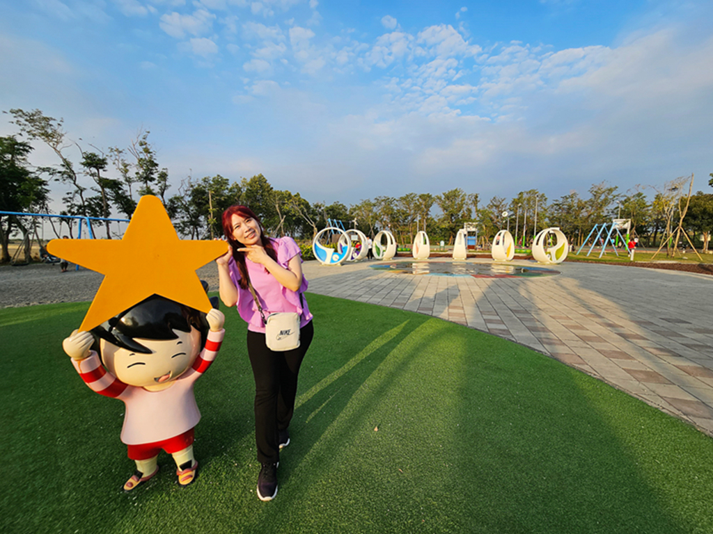 【屏東特色公園】太陽、月亮、地球主題遊具~崁頂共融遊戲場(崁頂公園)｜滑索、自行車噴泉、攀爬設施一次玩｜環保標章轉轉樂、體健設施、木製野趣組