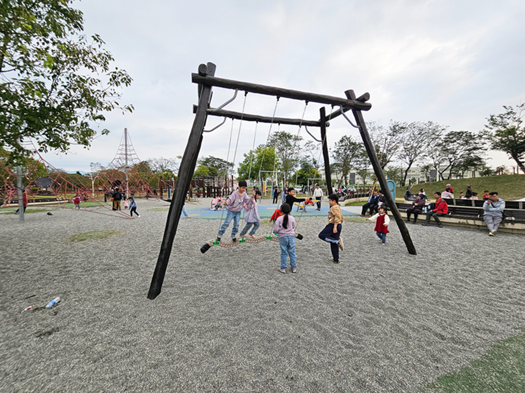【屏東特色公園】屏中區旗艦版遊戲場~潮好玩幸福村｜雙塔攀爬網＋超大沙坑＋大草皮｜ 躲貓貓瞭望台溜滑梯｜潮州親子放電景點