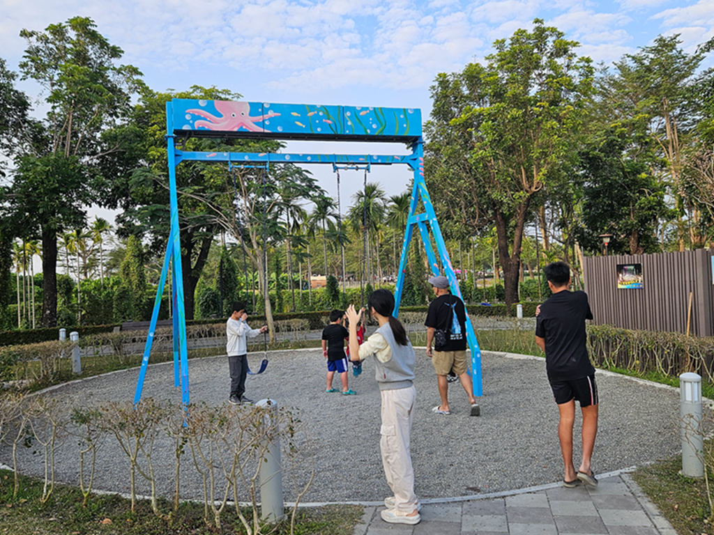 【屏東特色公園】南州運動公園~南州環保共融公園｜外星寶寶主題遊戲場｜溜索+滑梯+攀爬挑戰區｜水舞鞦韆｜大草地放電去