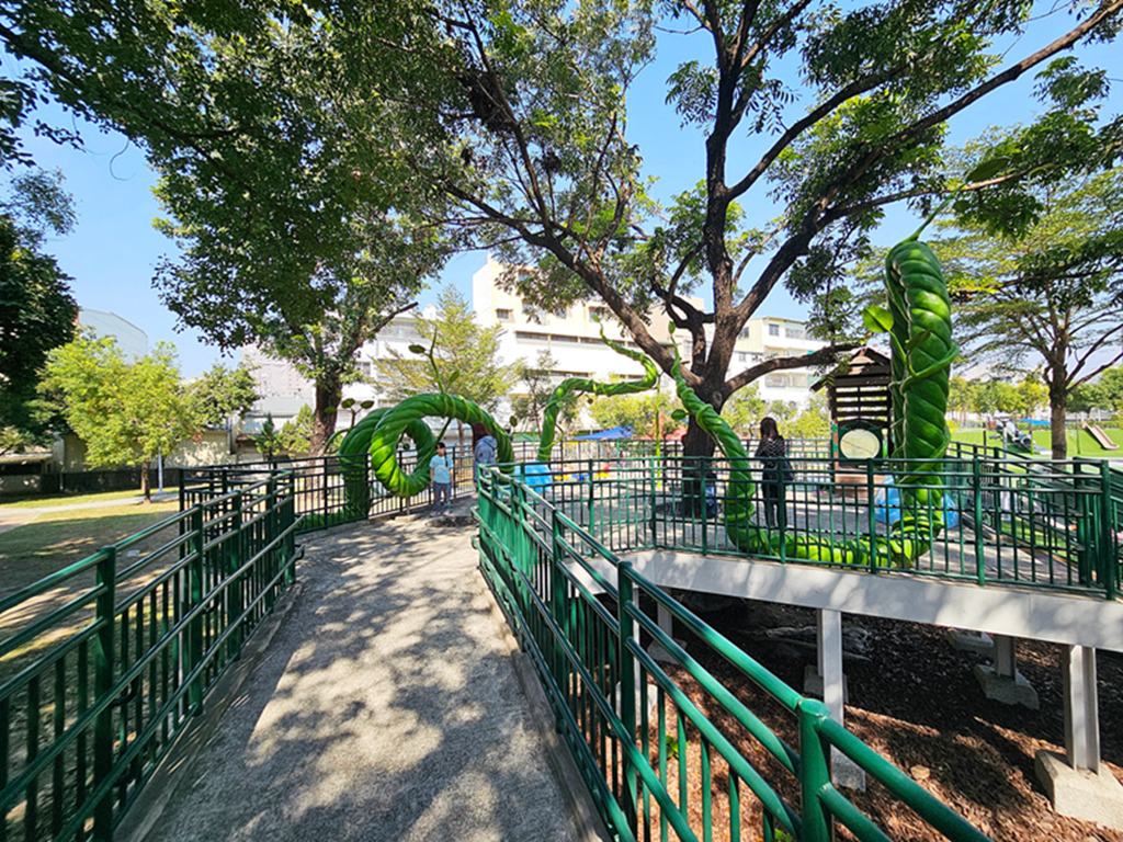 【屏東特色公園】傑克樹屋共融遊戲場～屏東和平公園｜樹屋滑梯＋沙坑＋芽苗噴泉｜無障礙滑軌｜鑽石轉盤｜輪椅盪鞦韆