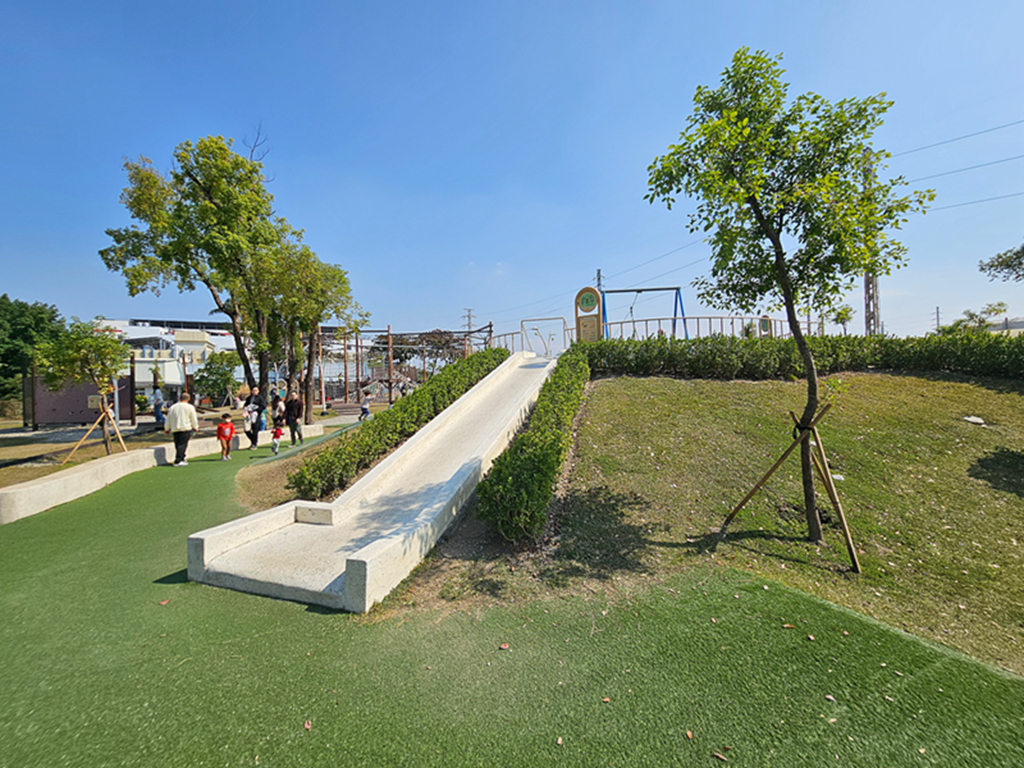 【屏東特色公園】洋蔥高塔遊戲場~屏東縣民公園｜舊紙漿廠變身水岸公園｜分齡遊戲區、溜索、攀爬設施、木構挑戰區