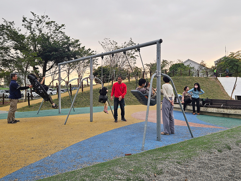 【屏東特色公園】屏中區旗艦版遊戲場~潮好玩幸福村｜雙塔攀爬網＋超大沙坑＋大草皮｜ 躲貓貓瞭望台溜滑梯｜潮州親子放電景點