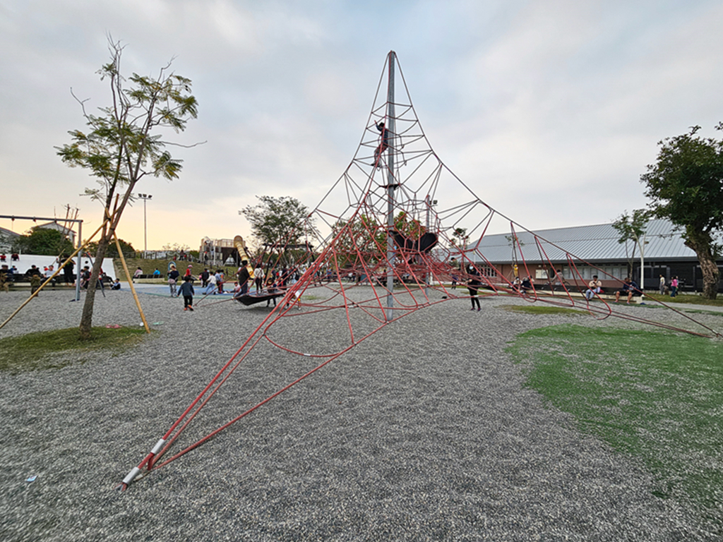 【屏東特色公園】屏中區旗艦版遊戲場~潮好玩幸福村｜雙塔攀爬網＋超大沙坑＋大草皮｜ 躲貓貓瞭望台溜滑梯｜潮州親子放電景點