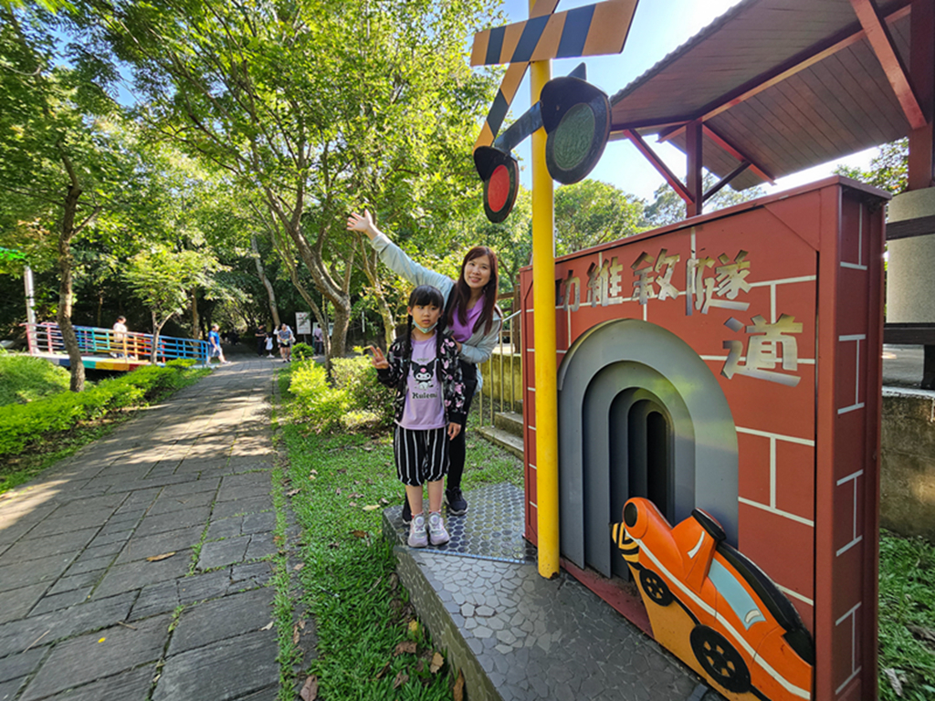 【苗栗特色公園】藏在山城裡的星空滑梯～功維敘滾輪溜滑梯｜31公尺滾輪滑道｜順遊功維敘隧道｜親子放電小景點