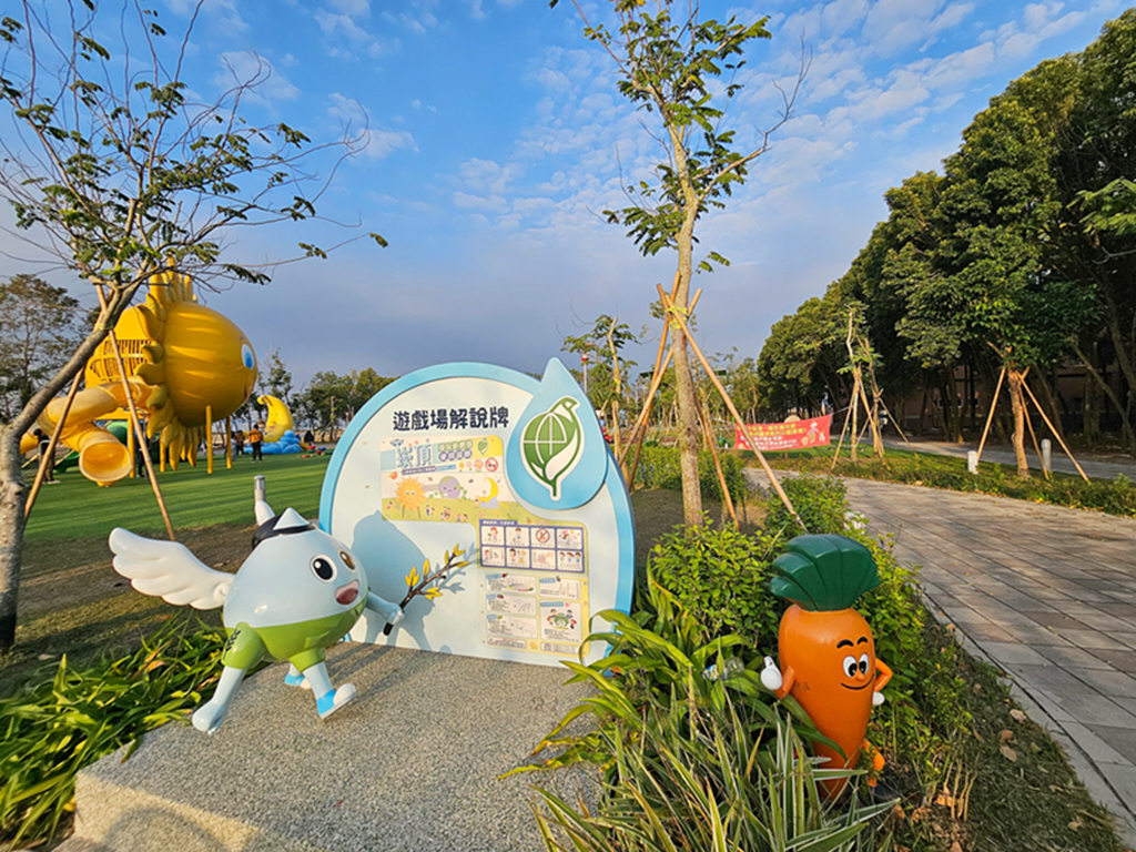 【屏東特色公園】太陽、月亮、地球主題遊具~崁頂共融遊戲場(崁頂公園)｜滑索、自行車噴泉、攀爬設施一次玩｜環保標章轉轉樂、體健設施、木製野趣組