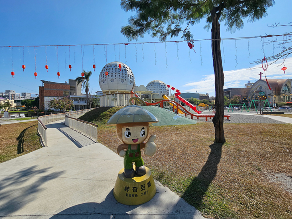 【屏東特色公園】超吸睛香瓜溜滑梯~新園共融遊戲場｜鴨蛋滑步車道｜旋轉設施＋共融鞦韆｜孩子放電的在地主題公園