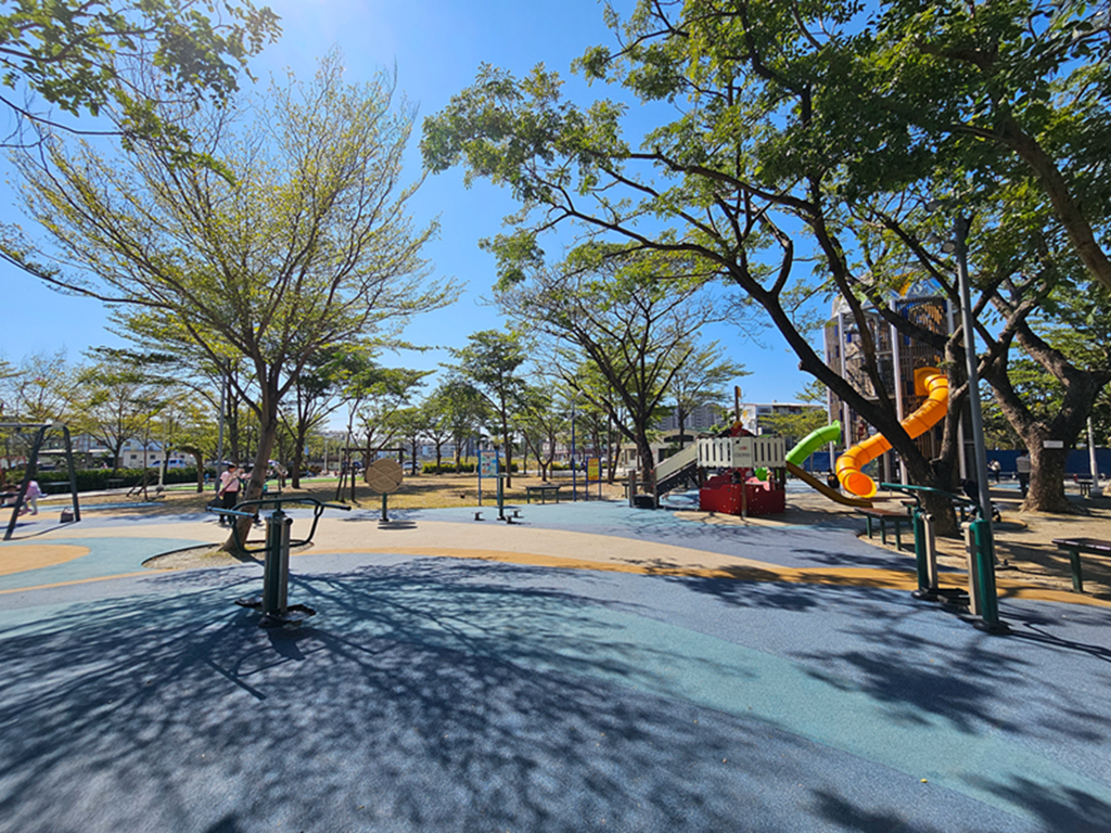 【屏東特色公園】大鮪魚航海樂園~東港兒童公園｜11米高塔溜滑梯｜聲光鞦韆＋親子戲水區｜海洋主題共融式遊戲場