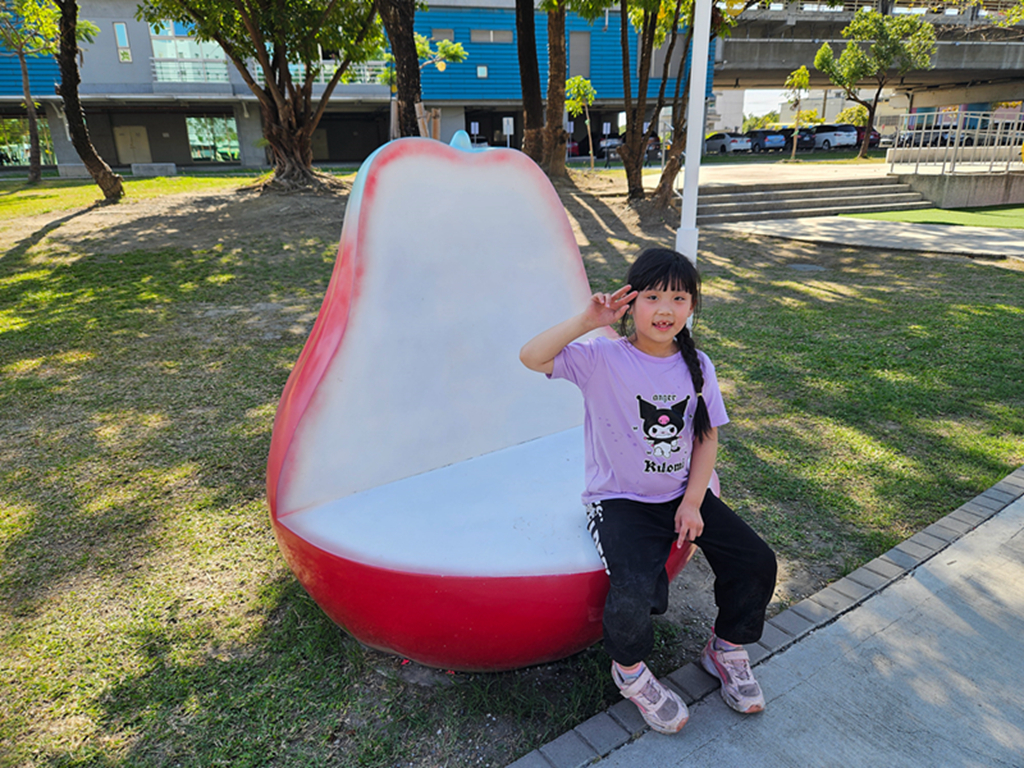 【屏東特色公園】飛天火車主題遊戲場～林邊親子共融公園｜蓮霧森林闖關區｜林邊車站旁免費景點｜親子放電好去處