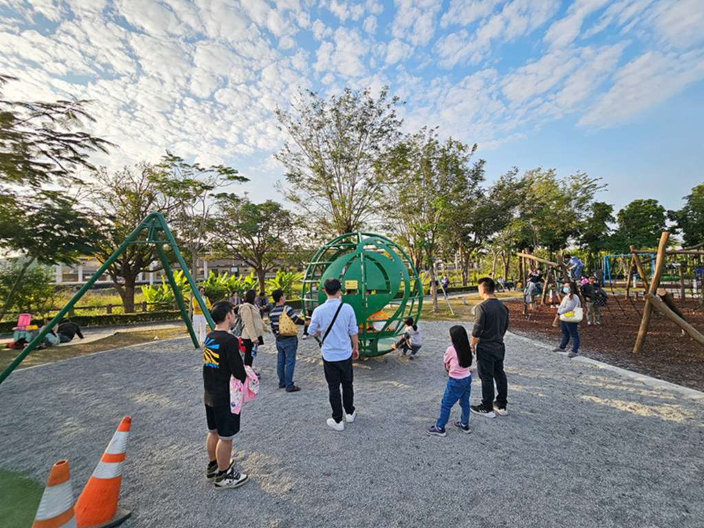 【屏東特色公園】南州運動公園~南州環保共融公園|外星寶寶主題遊戲場|溜索+滑梯+攀爬挑戰區|水舞鞦韆|大草地放電去 - 第19張圖 【屏東特色公園】南州運動公園~南州環保共融公園|外星寶寶主題遊戲場|溜索+滑梯+攀爬挑戰區|水舞鞦韆|大草地放電去