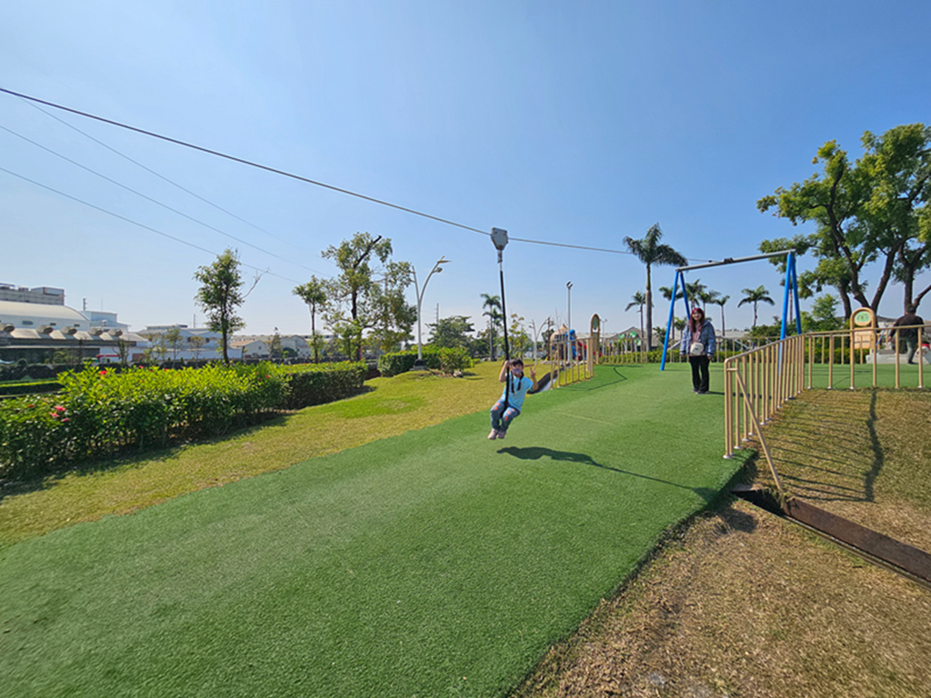 【屏東特色公園】洋蔥高塔遊戲場~屏東縣民公園｜舊紙漿廠變身水岸公園｜分齡遊戲區、溜索、攀爬設施、木構挑戰區