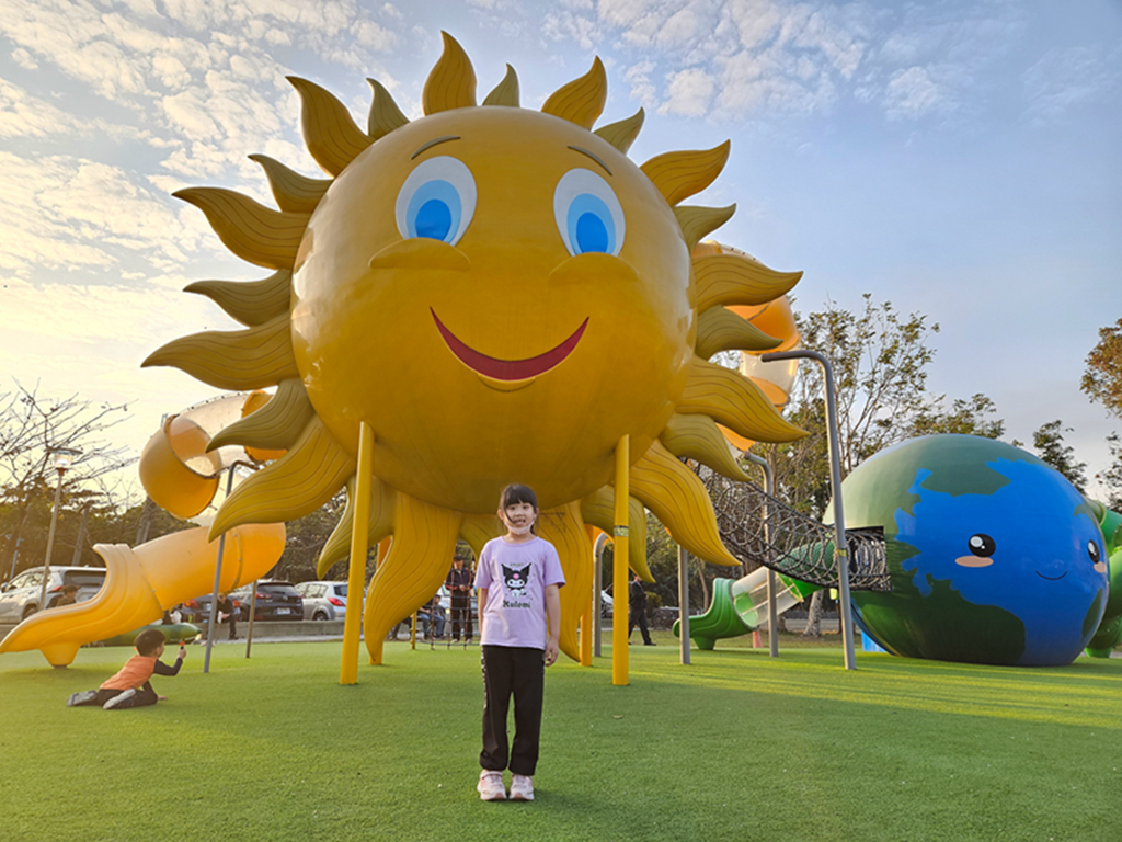 【屏東特色公園】太陽、月亮、地球主題遊具~崁頂共融遊戲場(崁頂公園)｜滑索、自行車噴泉、攀爬設施一次玩｜環保標章轉轉樂、體健設施、木製野趣組