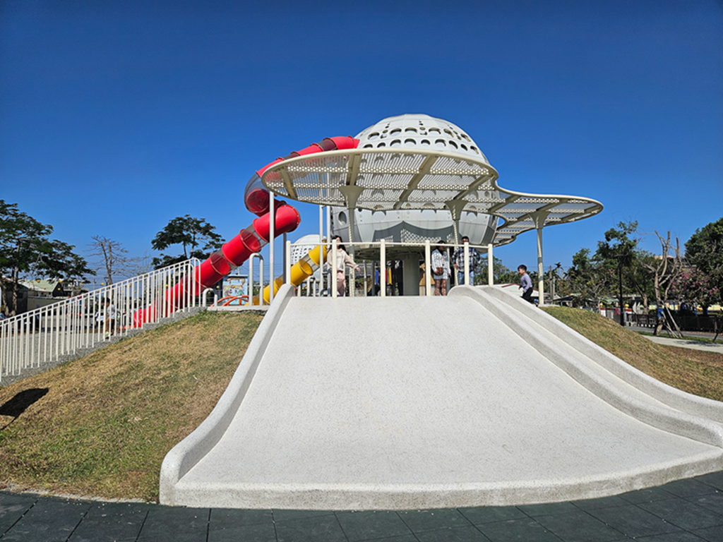 【屏東特色公園】超吸睛香瓜溜滑梯~新園共融遊戲場｜鴨蛋滑步車道｜旋轉設施＋共融鞦韆｜孩子放電的在地主題公園