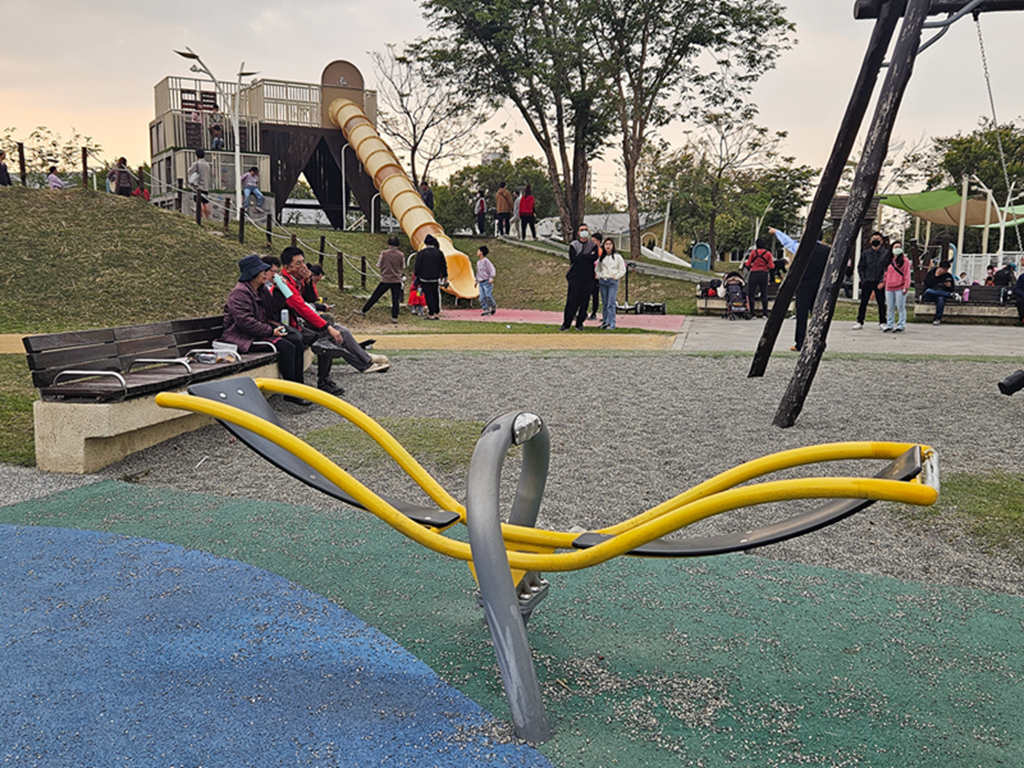 【屏東特色公園】屏中區旗艦版遊戲場~潮好玩幸福村|雙塔攀爬網+超大沙坑+大草皮| 躲貓貓瞭望台溜滑梯|潮州親子放電景點 - 第19張圖 【屏東特色公園】屏中區旗艦版遊戲場~潮好玩幸福村|雙塔攀爬網+超大沙坑+大草皮| 躲貓貓瞭望台溜滑梯|潮州親子放電景點