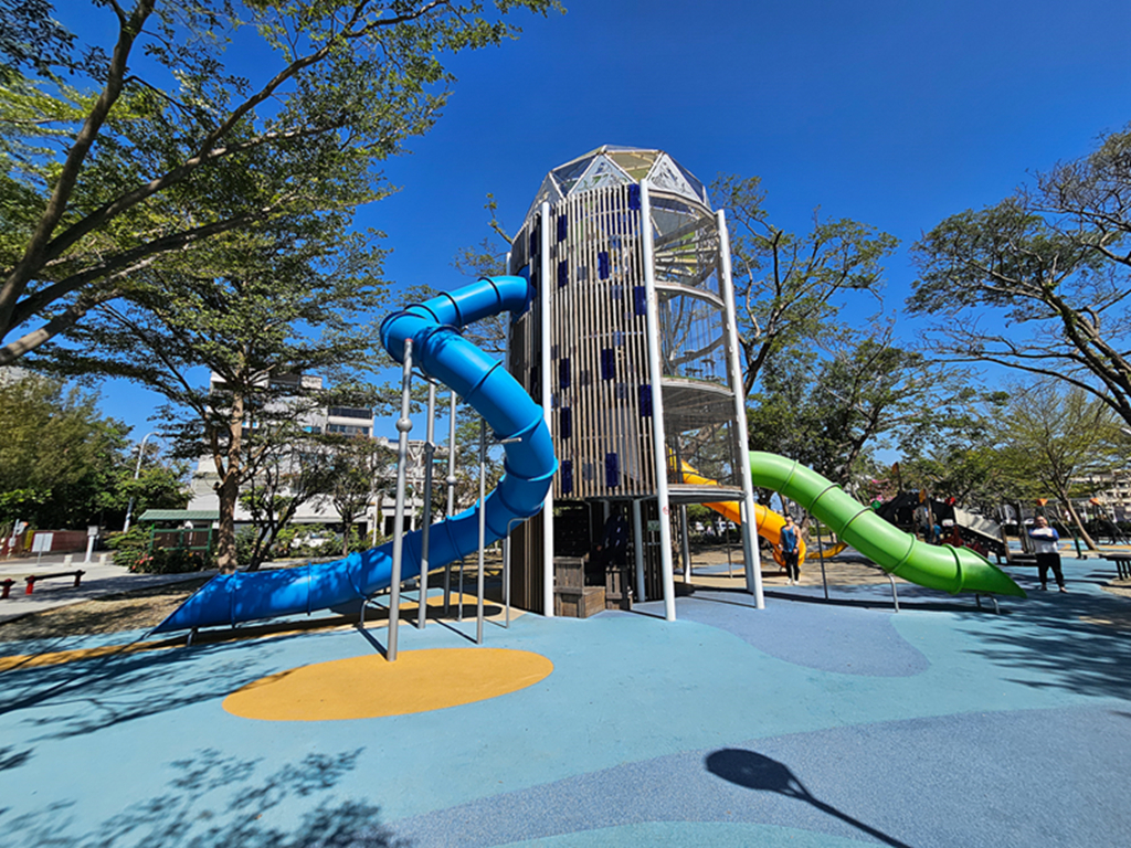 【屏東特色公園】大鮪魚航海樂園~東港兒童公園｜11米高塔溜滑梯｜聲光鞦韆＋親子戲水區｜海洋主題共融式遊戲場