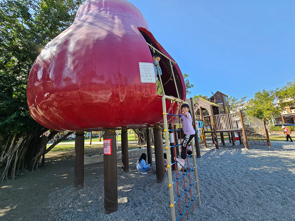 【屏東特色公園】飛天火車主題遊戲場～林邊親子共融公園｜蓮霧森林闖關區｜林邊車站旁免費景點｜親子放電好去處