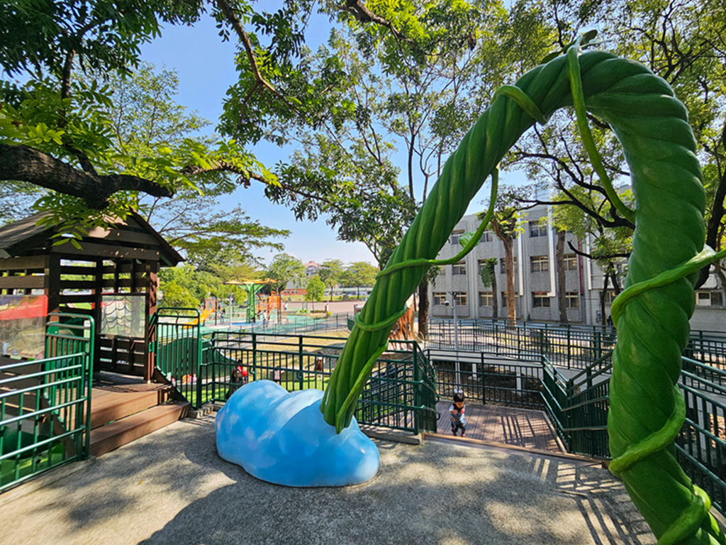 【屏東特色公園】傑克樹屋共融遊戲場～屏東和平公園｜樹屋滑梯＋沙坑＋芽苗噴泉｜無障礙滑軌｜鑽石轉盤｜輪椅盪鞦韆