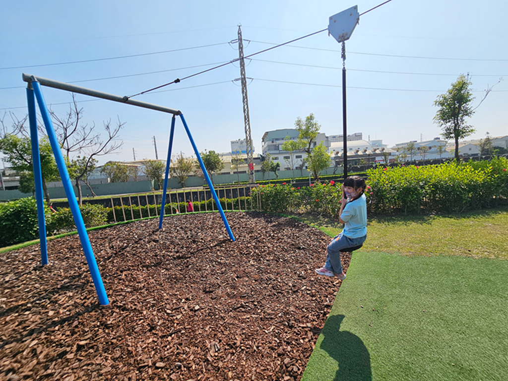 【屏東特色公園】洋蔥高塔遊戲場~屏東縣民公園｜舊紙漿廠變身水岸公園｜分齡遊戲區、溜索、攀爬設施、木構挑戰區
