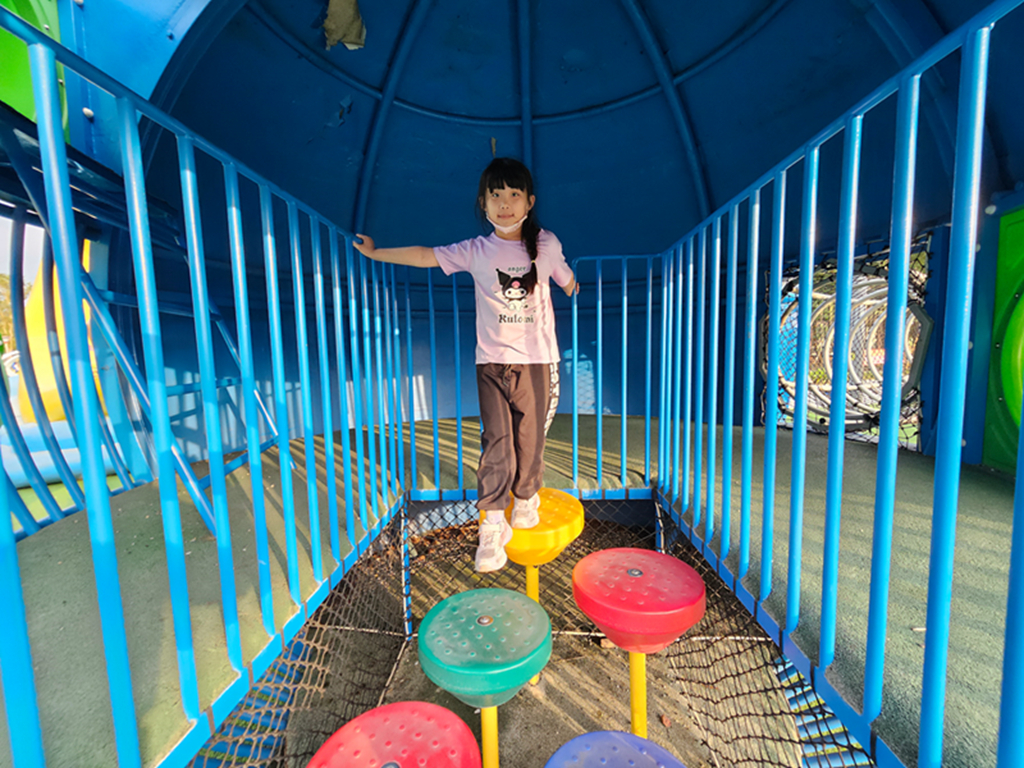 【屏東特色公園】太陽、月亮、地球主題遊具~崁頂共融遊戲場(崁頂公園)｜滑索、自行車噴泉、攀爬設施一次玩｜環保標章轉轉樂、體健設施、木製野趣組
