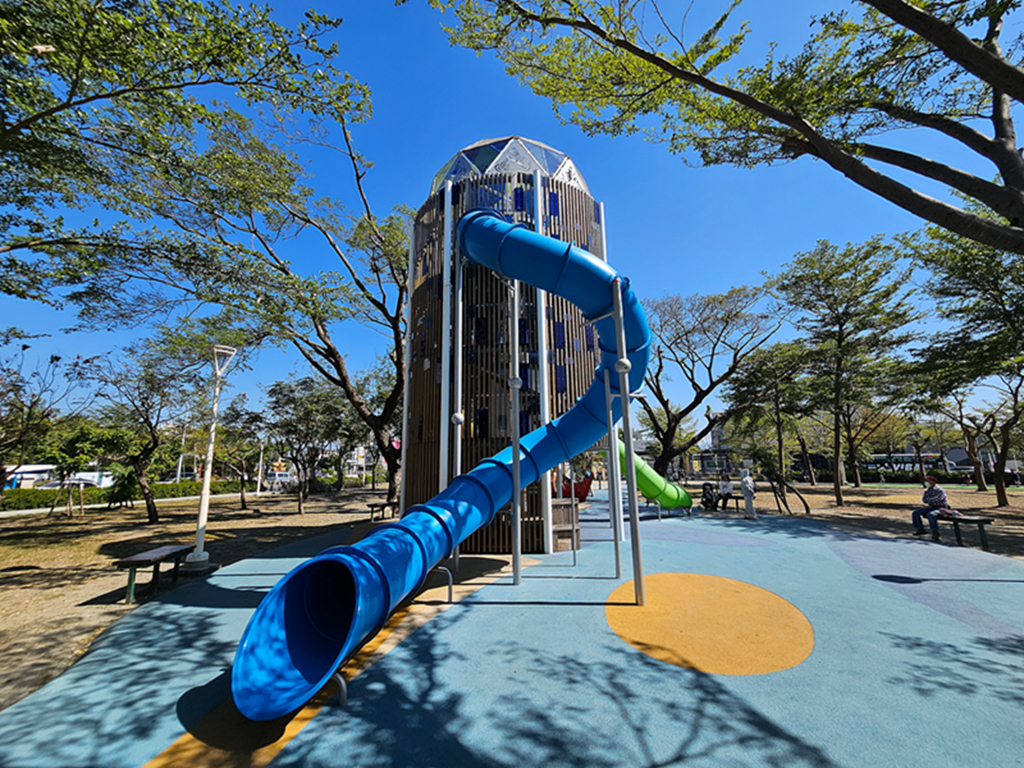 【屏東特色公園】大鮪魚航海樂園~東港兒童公園|11米高塔溜滑梯|聲光鞦韆+親子戲水區|海洋主題共融式遊戲場 - 第20張圖 【屏東特色公園】大鮪魚航海樂園~東港兒童公園|11米高塔溜滑梯|聲光鞦韆+親子戲水區|海洋主題共融式遊戲場
