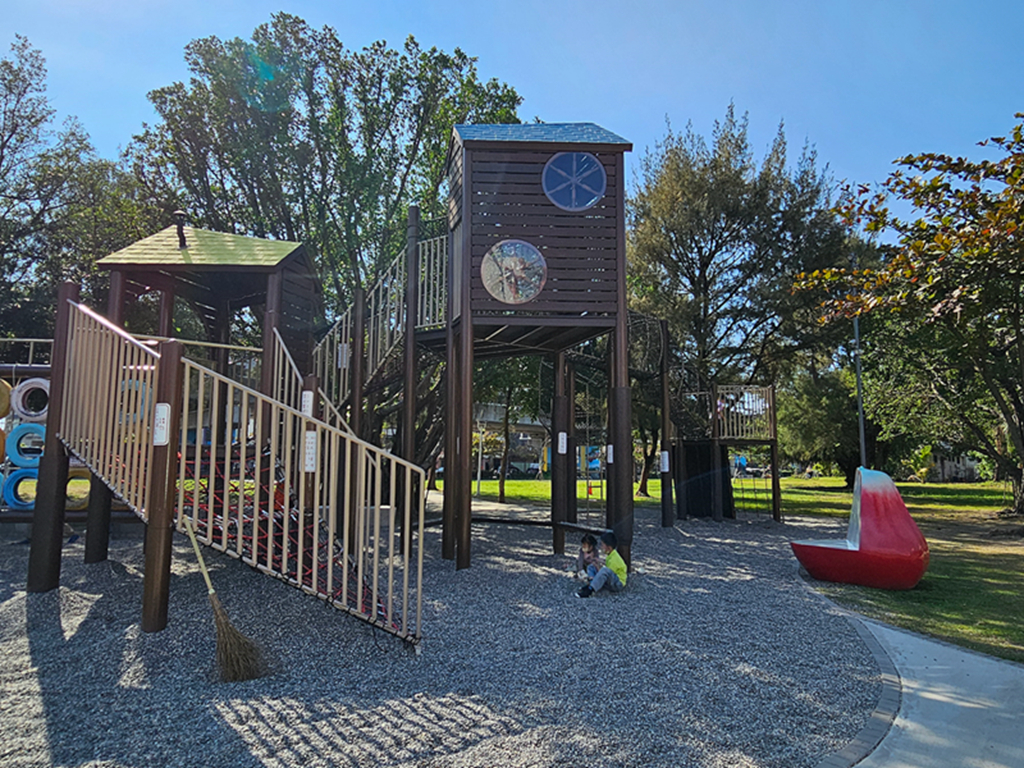 【屏東特色公園】飛天火車主題遊戲場～林邊親子共融公園｜蓮霧森林闖關區｜林邊車站旁免費景點｜親子放電好去處