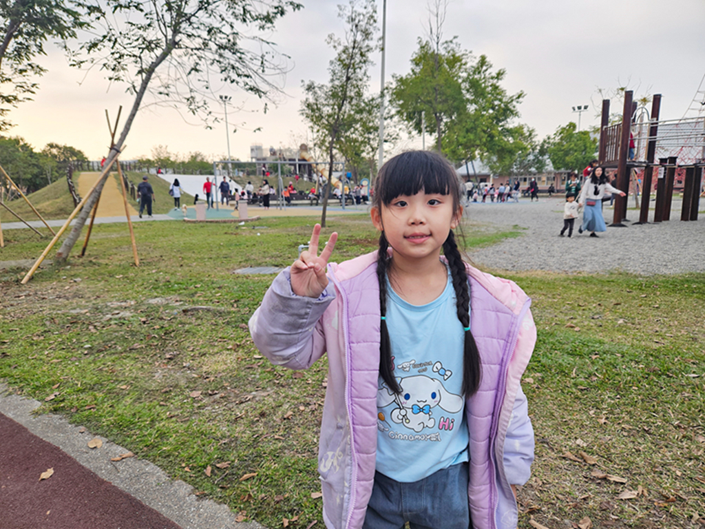 【屏東特色公園】屏中區旗艦版遊戲場~潮好玩幸福村|雙塔攀爬網+超大沙坑+大草皮| 躲貓貓瞭望台溜滑梯|潮州親子放電景點 - 第21張圖 【屏東特色公園】屏中區旗艦版遊戲場~潮好玩幸福村|雙塔攀爬網+超大沙坑+大草皮| 躲貓貓瞭望台溜滑梯|潮州親子放電景點