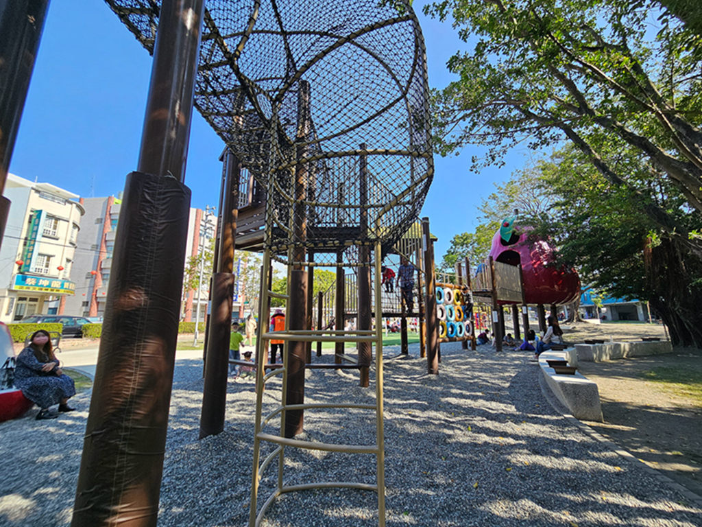 【屏東特色公園】飛天火車主題遊戲場～林邊親子共融公園｜蓮霧森林闖關區｜林邊車站旁免費景點｜親子放電好去處