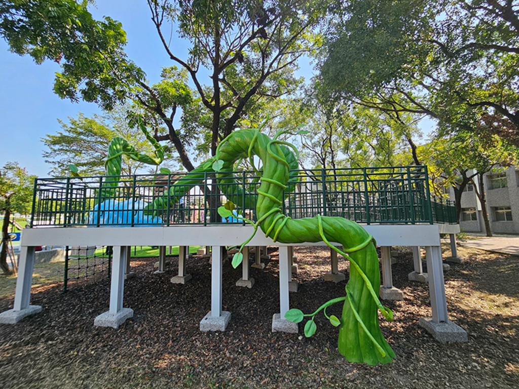 【屏東特色公園】傑克樹屋共融遊戲場～屏東和平公園｜樹屋滑梯＋沙坑＋芽苗噴泉｜無障礙滑軌｜鑽石轉盤｜輪椅盪鞦韆