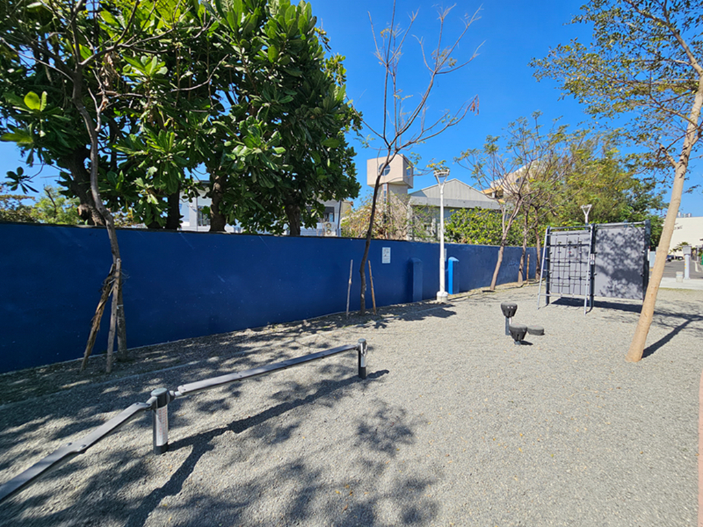 【屏東特色公園】大鮪魚航海樂園~東港兒童公園｜11米高塔溜滑梯｜聲光鞦韆＋親子戲水區｜海洋主題共融式遊戲場
