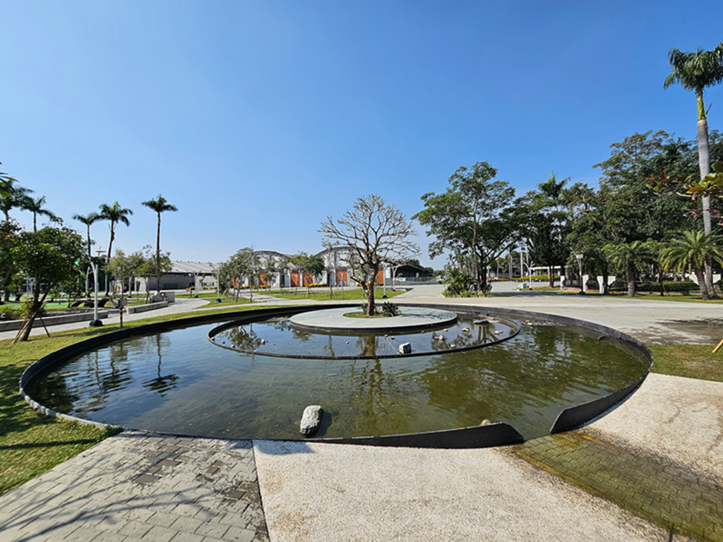 【屏東特色公園】洋蔥高塔遊戲場~屏東縣民公園｜舊紙漿廠變身水岸公園｜分齡遊戲區、溜索、攀爬設施、木構挑戰區