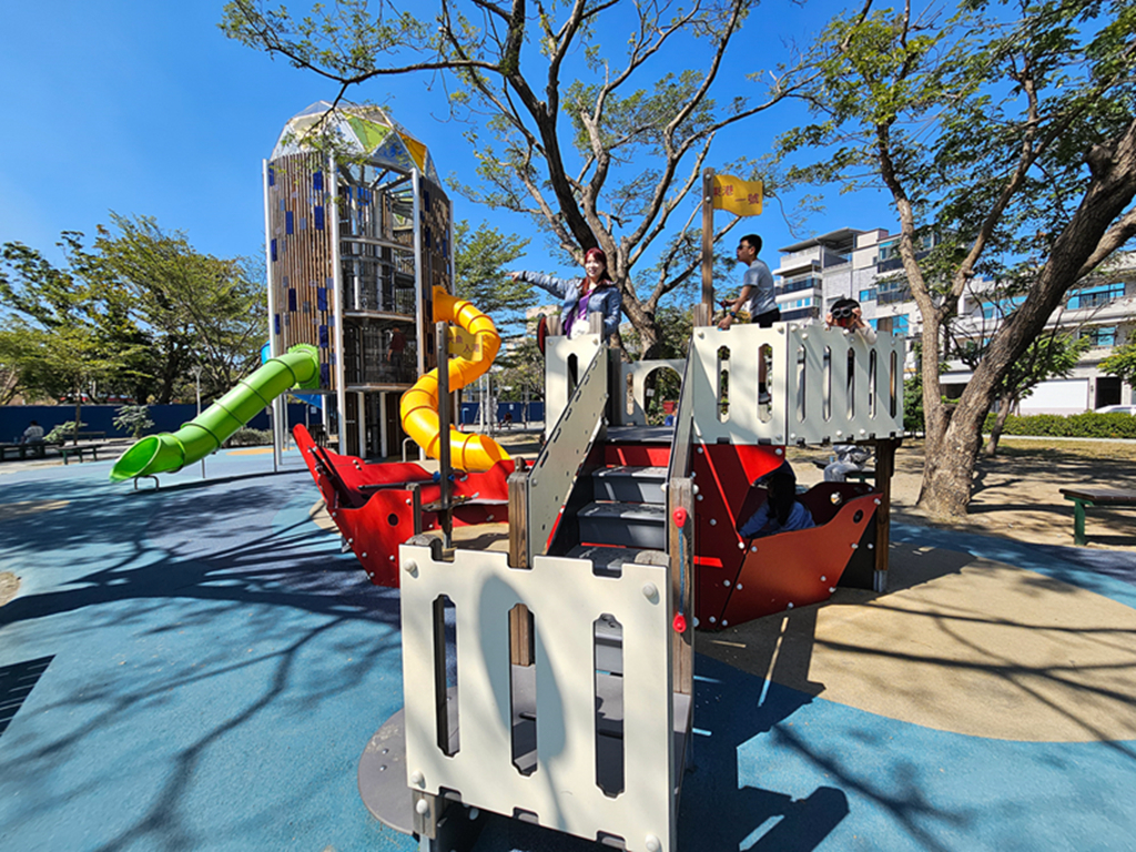 【屏東特色公園】大鮪魚航海樂園~東港兒童公園|11米高塔溜滑梯|聲光鞦韆+親子戲水區|海洋主題共融式遊戲場 - 第23張圖 【屏東特色公園】大鮪魚航海樂園~東港兒童公園|11米高塔溜滑梯|聲光鞦韆+親子戲水區|海洋主題共融式遊戲場