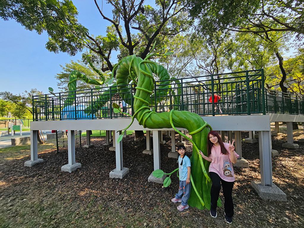 【屏東特色公園】傑克樹屋共融遊戲場～屏東和平公園｜樹屋滑梯＋沙坑＋芽苗噴泉｜無障礙滑軌｜鑽石轉盤｜輪椅盪鞦韆