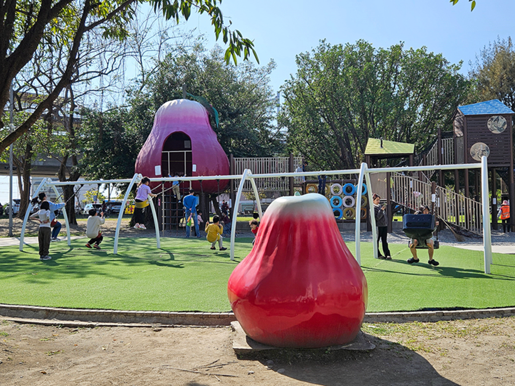 【屏東特色公園】飛天火車主題遊戲場～林邊親子共融公園｜蓮霧森林闖關區｜林邊車站旁免費景點｜親子放電好去處