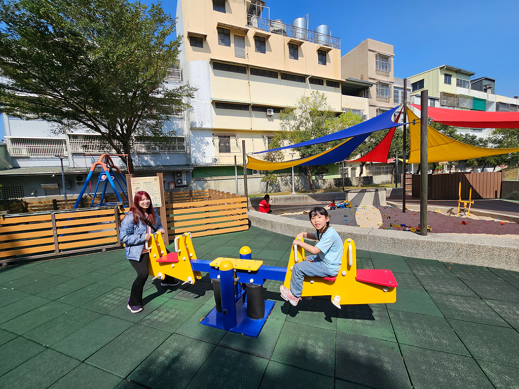 【屏東特色公園】傑克樹屋共融遊戲場～屏東和平公園｜樹屋滑梯＋沙坑＋芽苗噴泉｜無障礙滑軌｜鑽石轉盤｜輪椅盪鞦韆