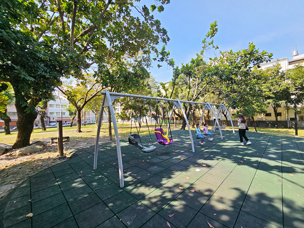 【屏東特色公園】傑克樹屋共融遊戲場～屏東和平公園｜樹屋滑梯＋沙坑＋芽苗噴泉｜無障礙滑軌｜鑽石轉盤｜輪椅盪鞦韆