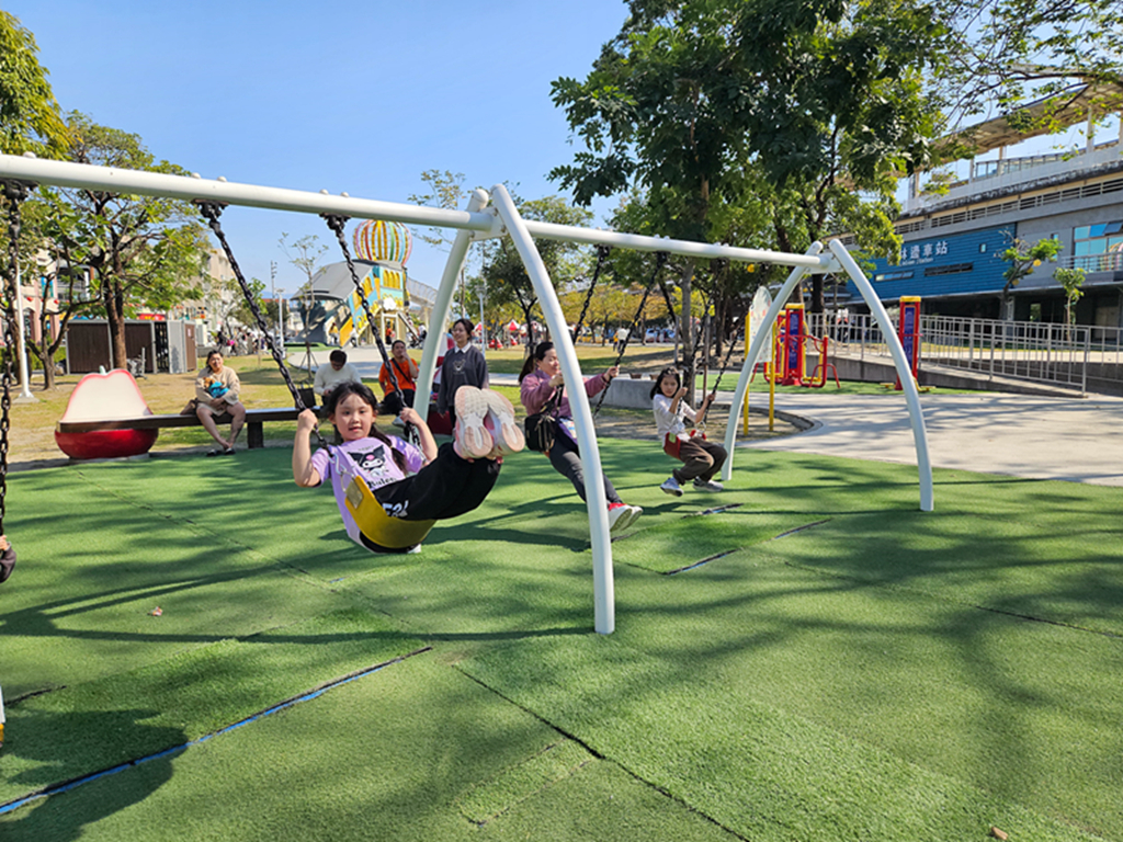 【屏東特色公園】飛天火車主題遊戲場～林邊親子共融公園｜蓮霧森林闖關區｜林邊車站旁免費景點｜親子放電好去處