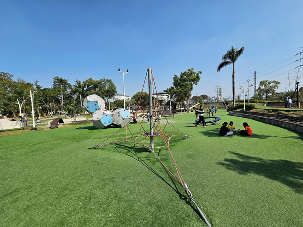 【屏東特色公園】洋蔥高塔遊戲場~屏東縣民公園｜舊紙漿廠變身水岸公園｜分齡遊戲區、溜索、攀爬設施、木構挑戰區