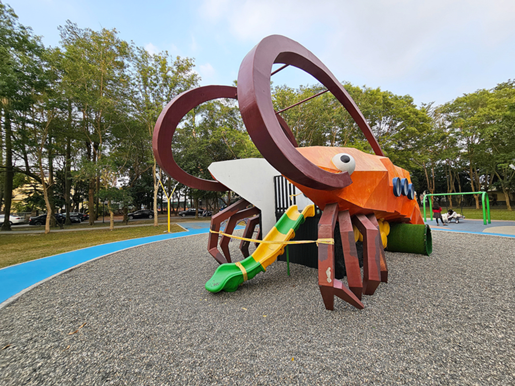 【屏東特色公園】賽神蝦共融遊戲場～潮州中山公園｜巨大泰國蝦溜滑梯超吸睛｜散步步道＋體健設施｜半圓形攀爬架+熱帶魚搖搖椅