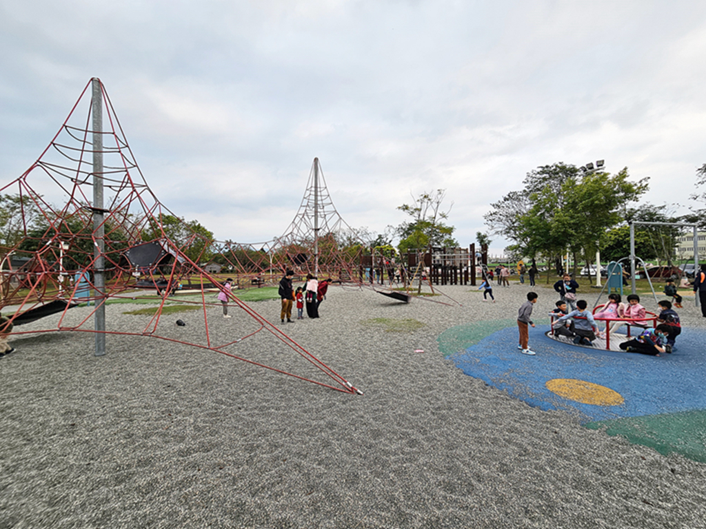 【屏東特色公園】屏中區旗艦版遊戲場~潮好玩幸福村|雙塔攀爬網+超大沙坑+大草皮| 躲貓貓瞭望台溜滑梯|潮州親子放電景點 - 第2張圖 【屏東特色公園】屏中區旗艦版遊戲場~潮好玩幸福村|雙塔攀爬網+超大沙坑+大草皮| 躲貓貓瞭望台溜滑梯|潮州親子放電景點