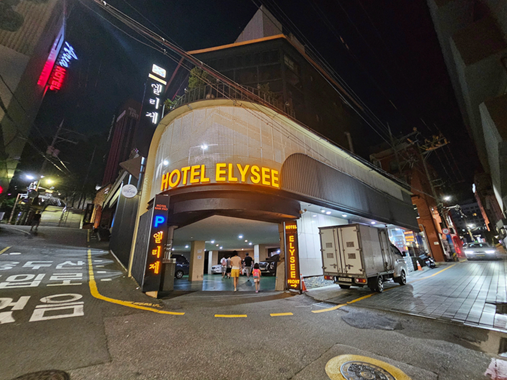 【韓國釜山住宿】南浦洞平價住宿~愛麗舍飯店 Elysee Hotel~|房間寬敞舒適|步行可到龍頭山公園、札嘎其市場|有免費停車 - 第2張圖 【韓國釜山住宿】南浦洞平價住宿~愛麗舍飯店 Elysee Hotel~|房間寬敞舒適|步行可到龍頭山公園、札嘎其市場|有免費停車