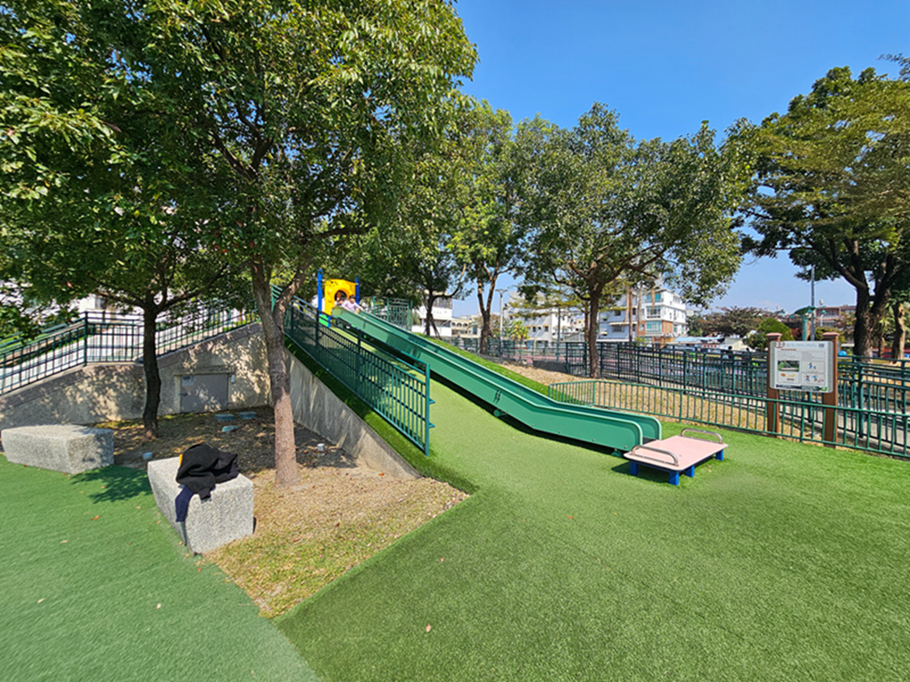 【屏東特色公園】傑克樹屋共融遊戲場～屏東和平公園｜樹屋滑梯＋沙坑＋芽苗噴泉｜無障礙滑軌｜鑽石轉盤｜輪椅盪鞦韆