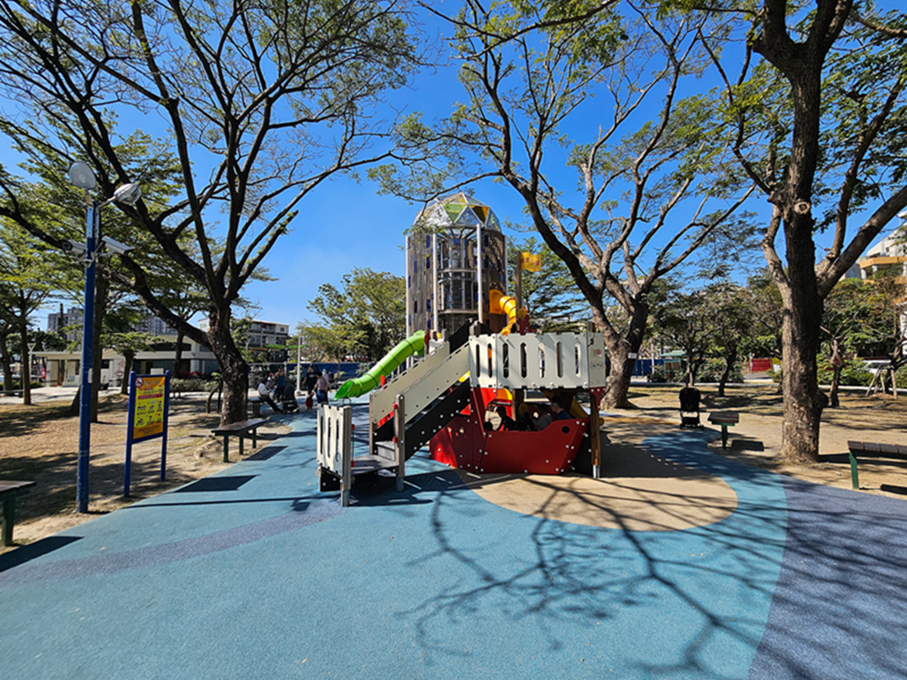 【屏東特色公園】大鮪魚航海樂園~東港兒童公園|11米高塔溜滑梯|聲光鞦韆+親子戲水區|海洋主題共融式遊戲場 - 第2張圖 【屏東特色公園】大鮪魚航海樂園~東港兒童公園|11米高塔溜滑梯|聲光鞦韆+親子戲水區|海洋主題共融式遊戲場