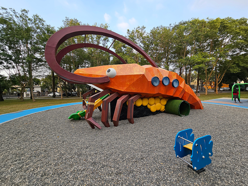 【屏東特色公園】賽神蝦共融遊戲場～潮州中山公園｜巨大泰國蝦溜滑梯超吸睛｜散步步道＋體健設施｜半圓形攀爬架+熱帶魚搖搖椅
